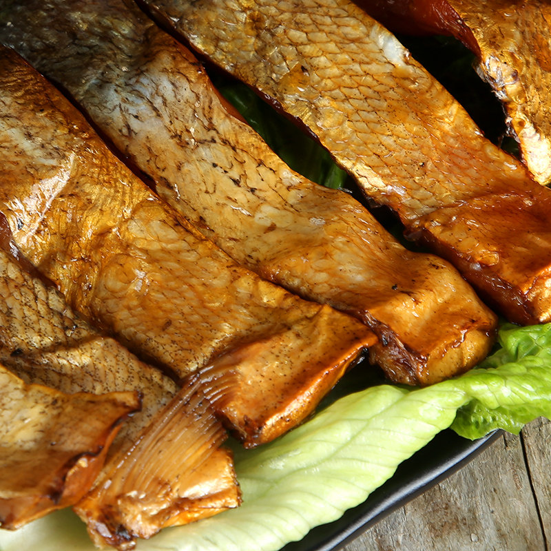 腊鱼湖南特产农家自制烟熏腌鱼咸鱼干鲢鱼块腌肉