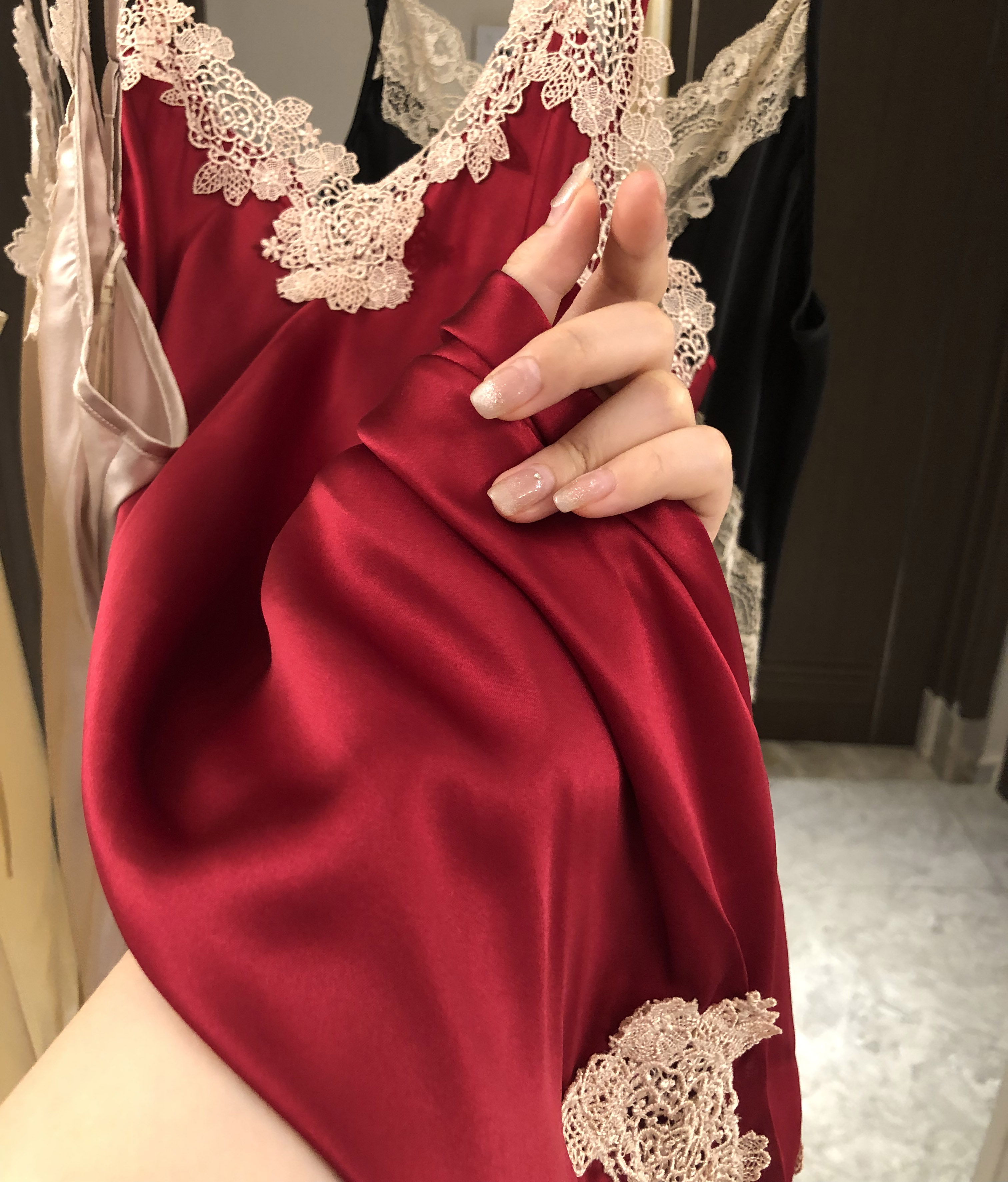 酒红色真丝睡裙引爆轻奢 lingerie 新风尚