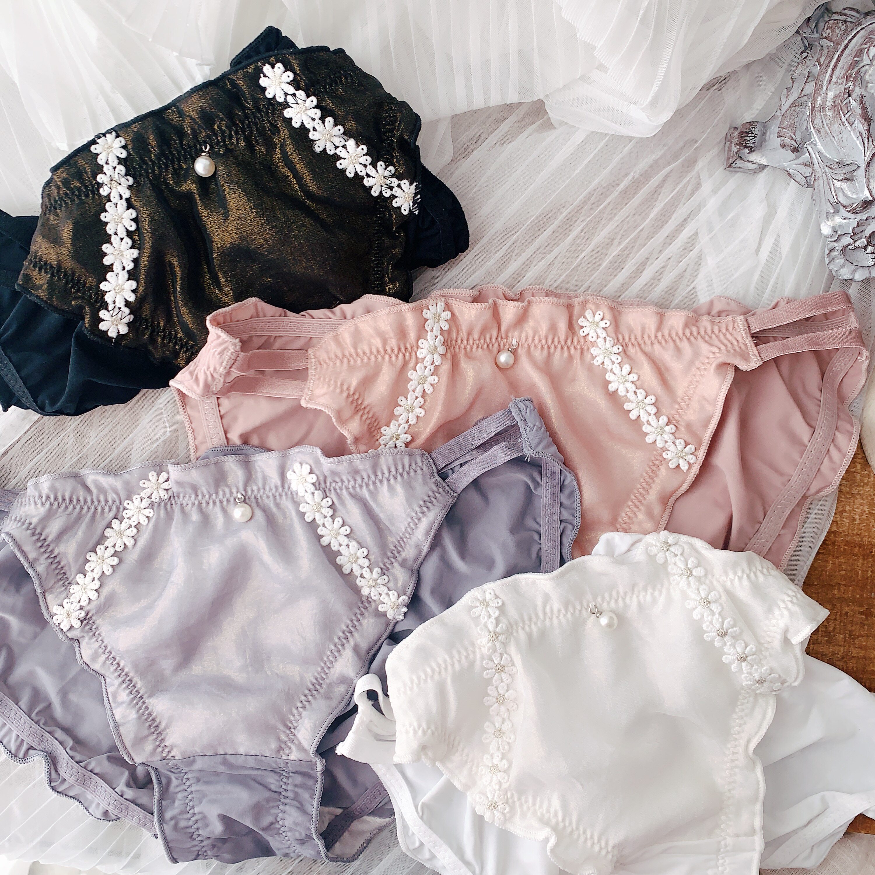 甜美反光面料好看内裤低腰女细牛奶舒适少女女三角裤