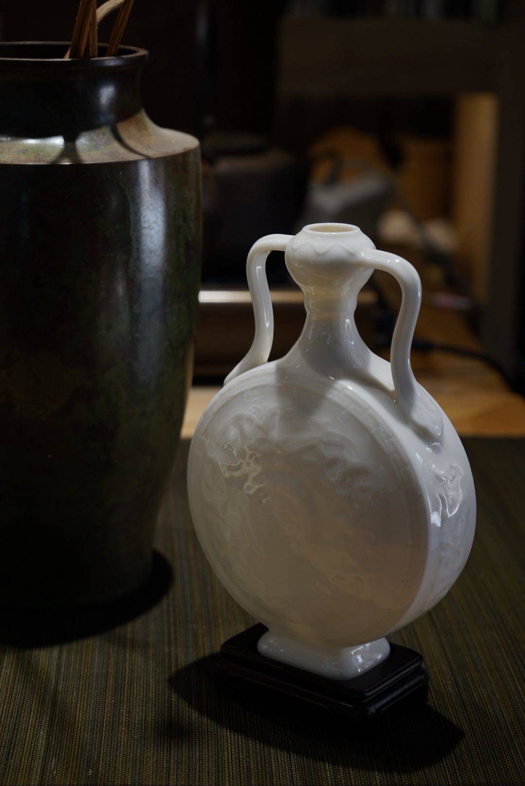 特价台湾蔡晓晓芳窑早期白釉篆字浮雕如意双耳家用酒壶