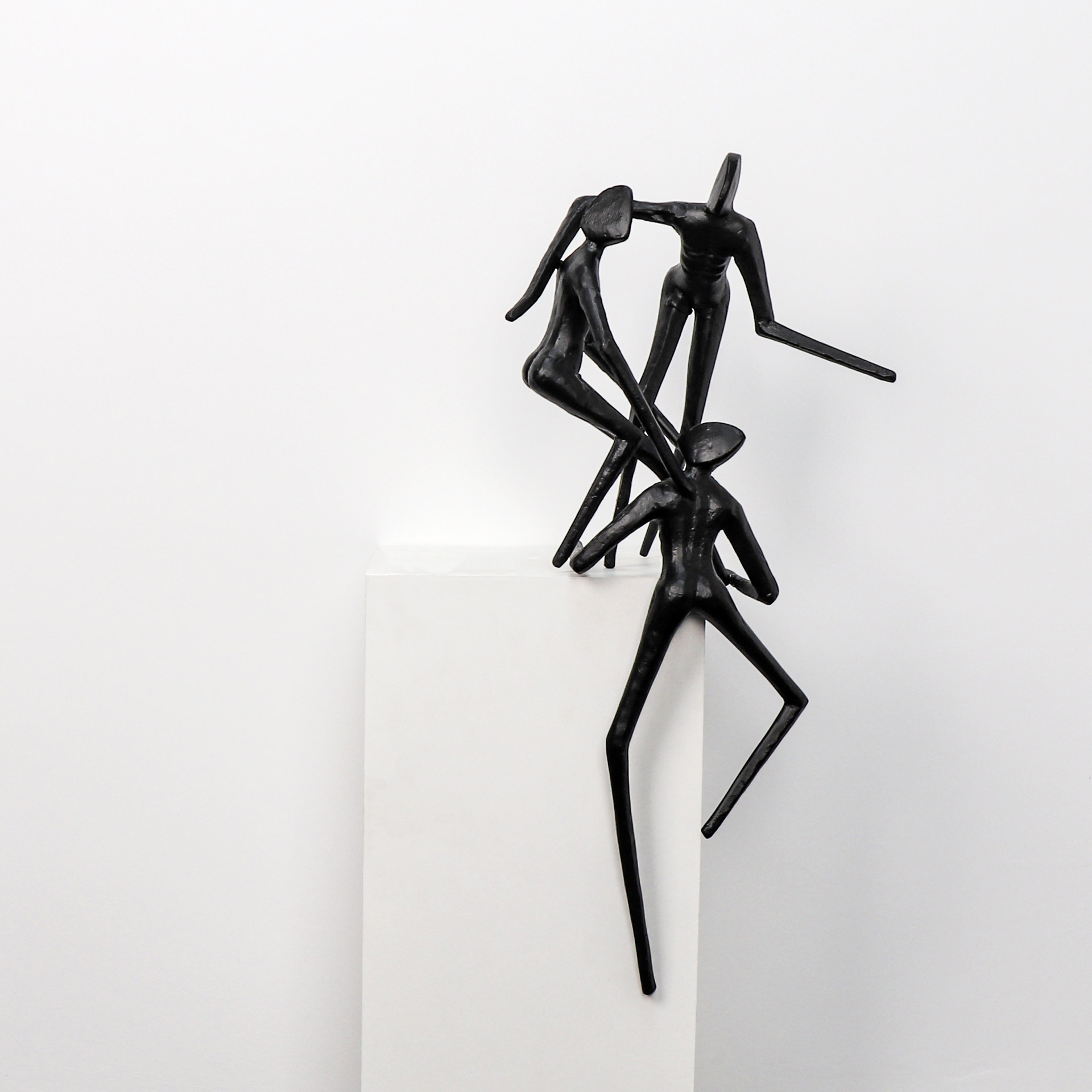 铁艺抽象雕塑人物艺术品样板家居客厅电视柜书柜摆件