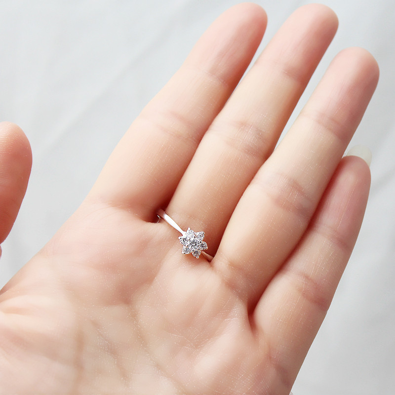 高洁水仙花群镶钻石戒指锆石钻戒时尚气质婚礼戒指
