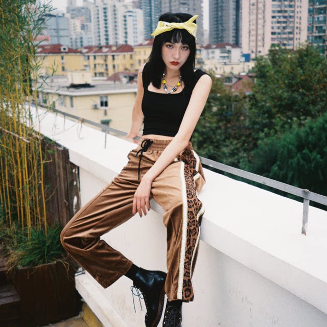MAISON EMERALD stitching leopard Ribbon casual loose straight men and women silver velvet pants wide leg pants MAISON EMERALD stitching leopard Ribbon casual loose straight men and women silver velvet pants wide leg pants