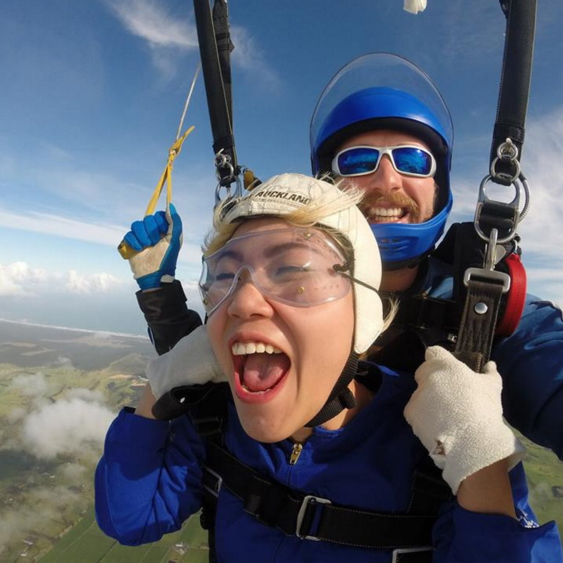 中国国内跳伞杭州千岛湖驼峰基地高空跳伞美国专业双人跳伞教练