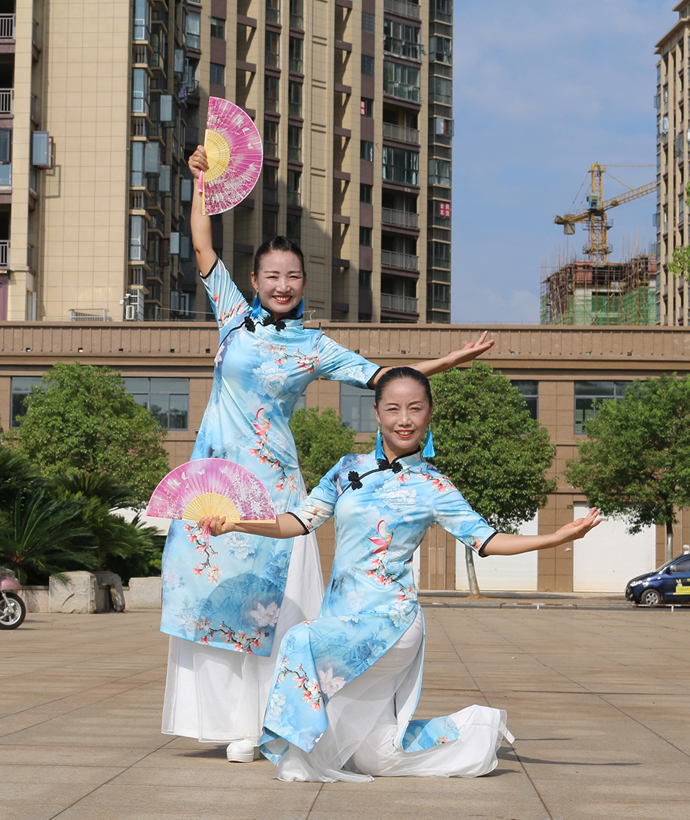 春英广场舞伞舞服旗袍古典演出服走秀广场舞套装