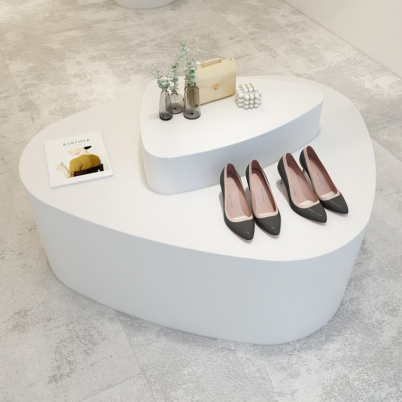 道具服装店陈列展示台流水展示桌子中间摆放女装服装展示架