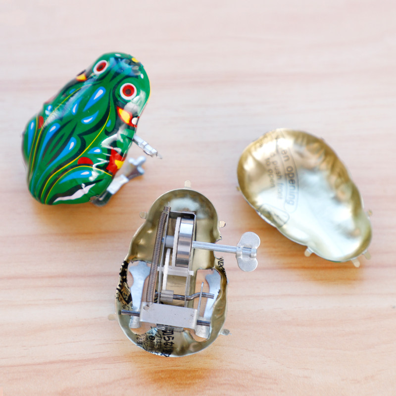 发条弹跳青蛙玩具儿童益智大号铁皮跳跳蛙地摊发条玩具