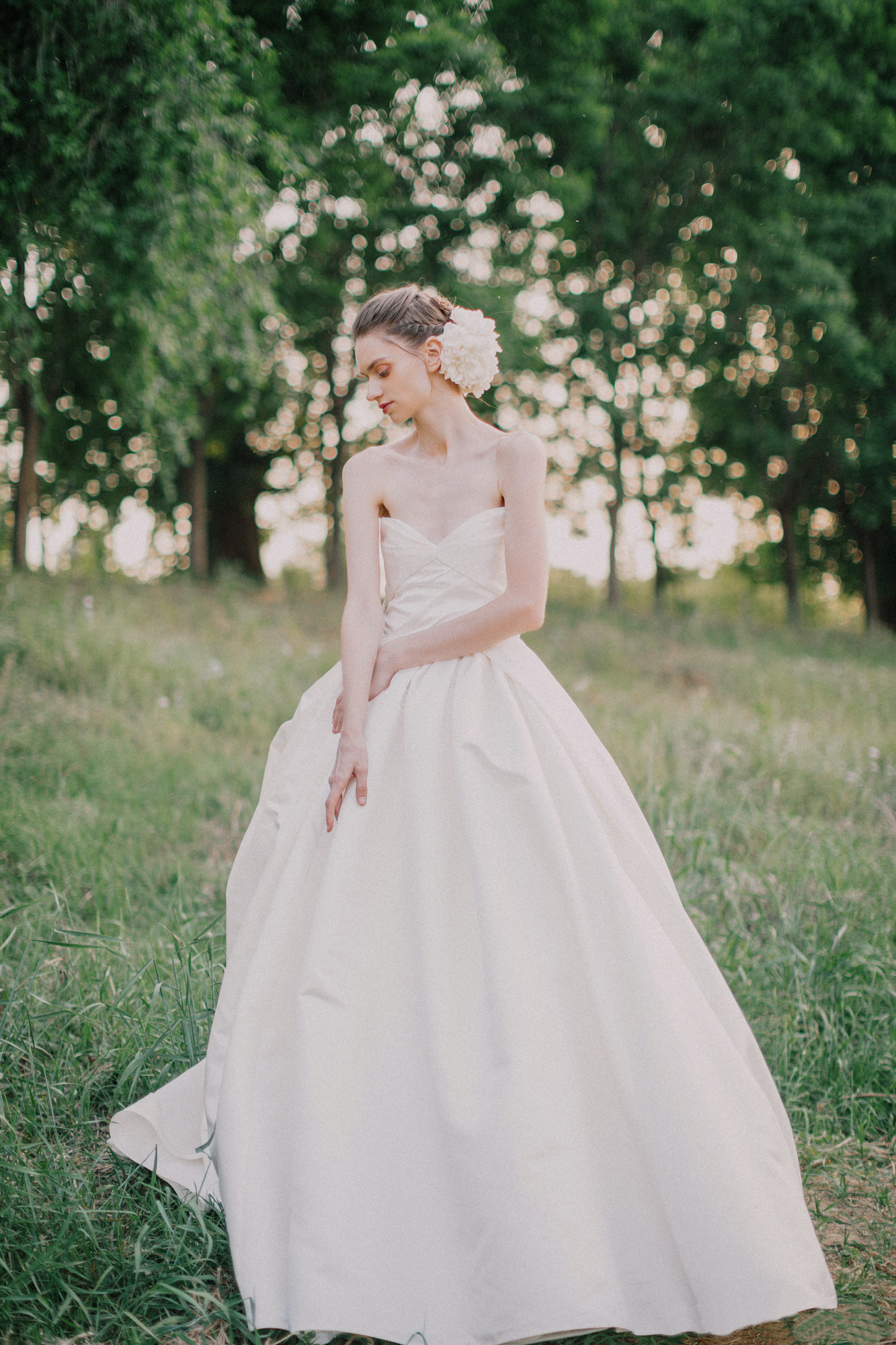 法式婚纱2021新款抹胸白色简约缎面无袖显瘦婚纱