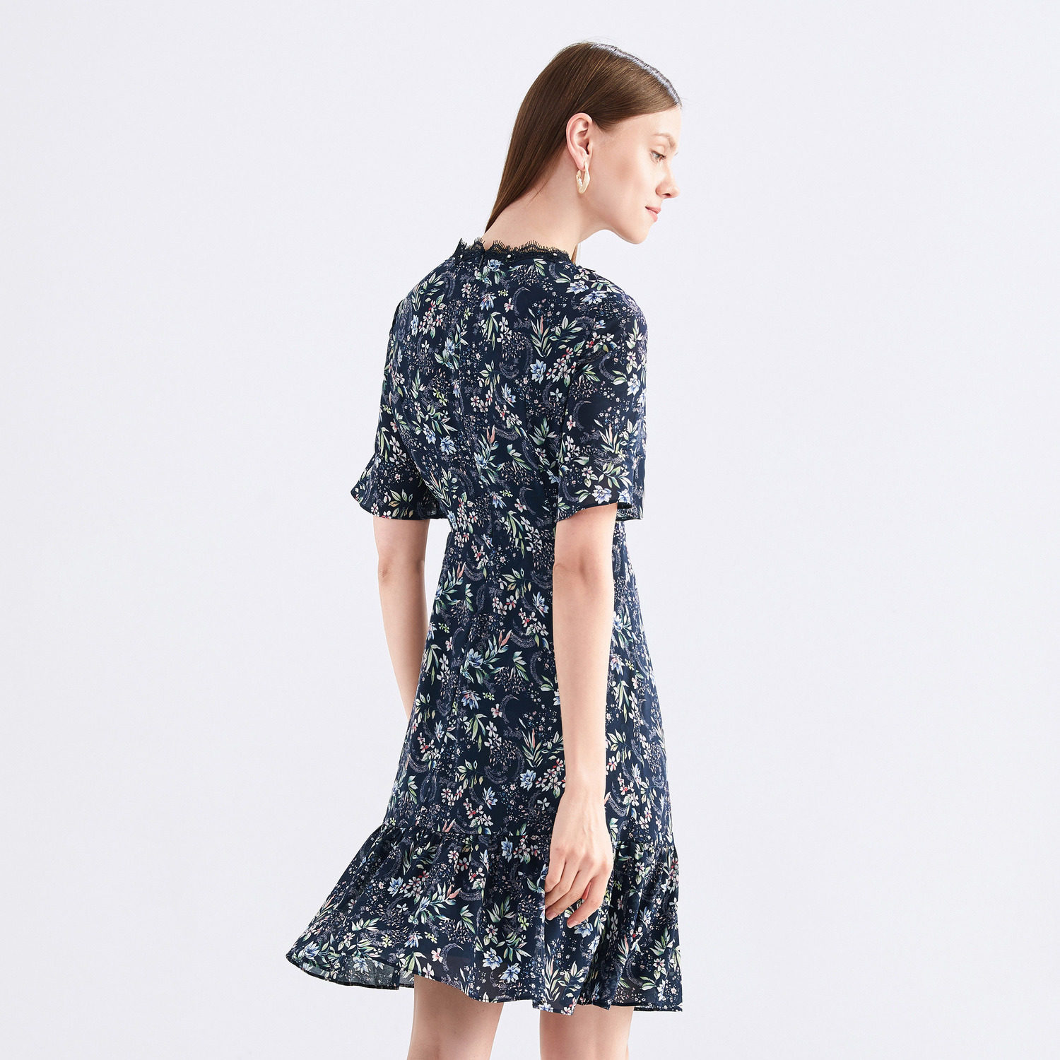 玖姿官方奥莱店2020夏季新款v领蕾丝拼接收腰碎花连衣裙