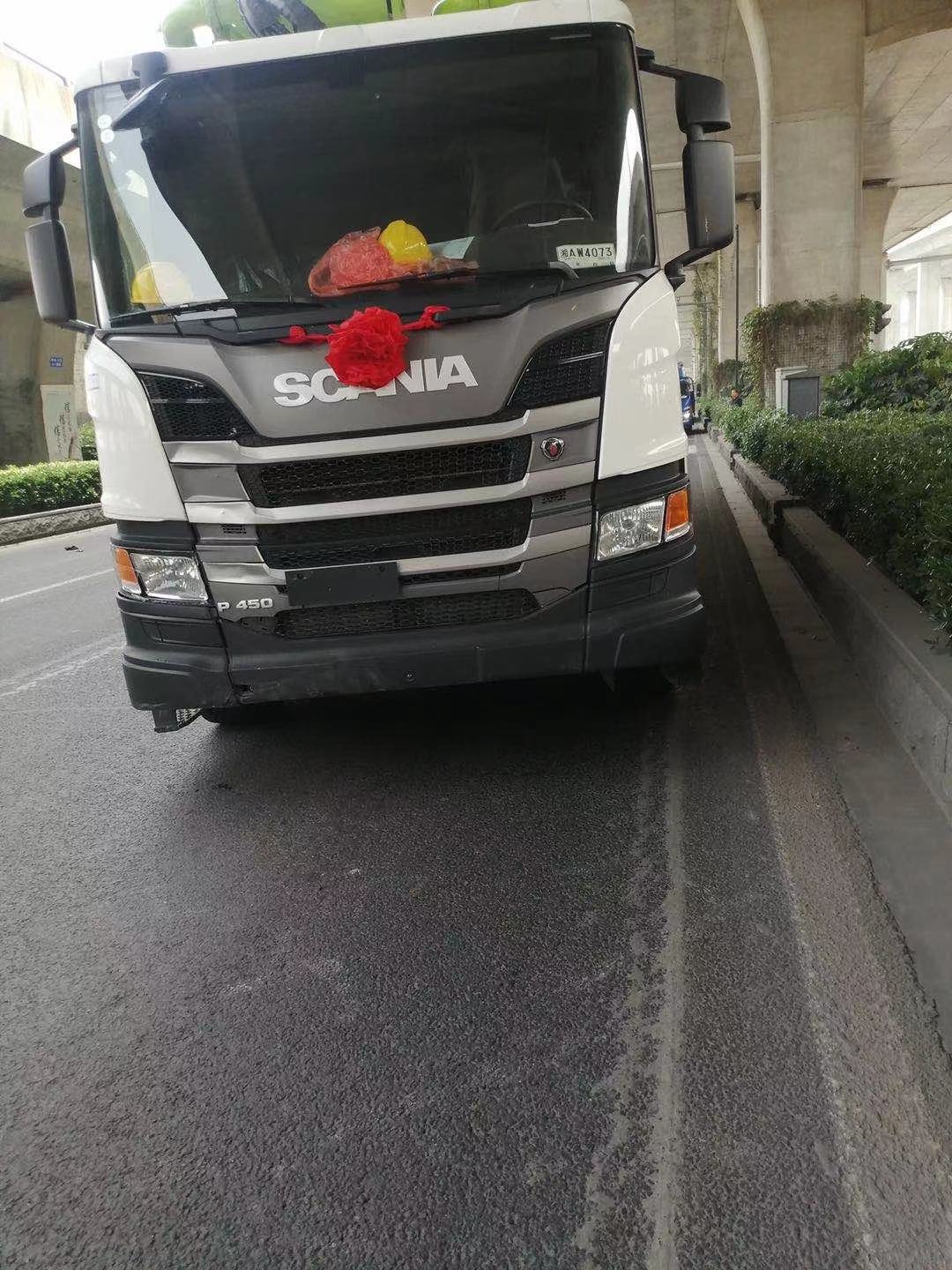 斯堪尼亚适用于新款p450泵车车前保险杠p380前杠雾灯保险杠