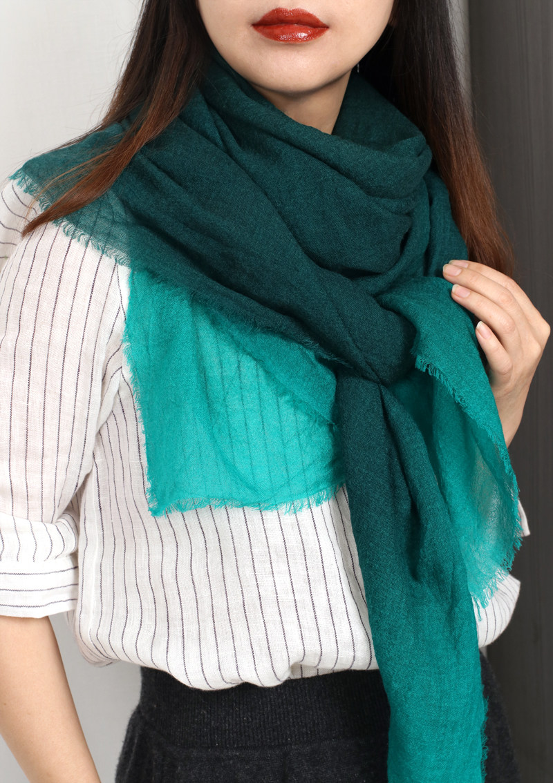 秋冬新品渐变绿色精细羊毛围巾柔软大方方巾围巾