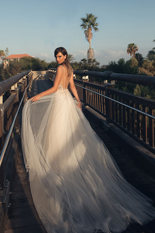 julie vino 2021年新款 性感深v领大露背户外旅拍草坪沙滩婚礼婚纱