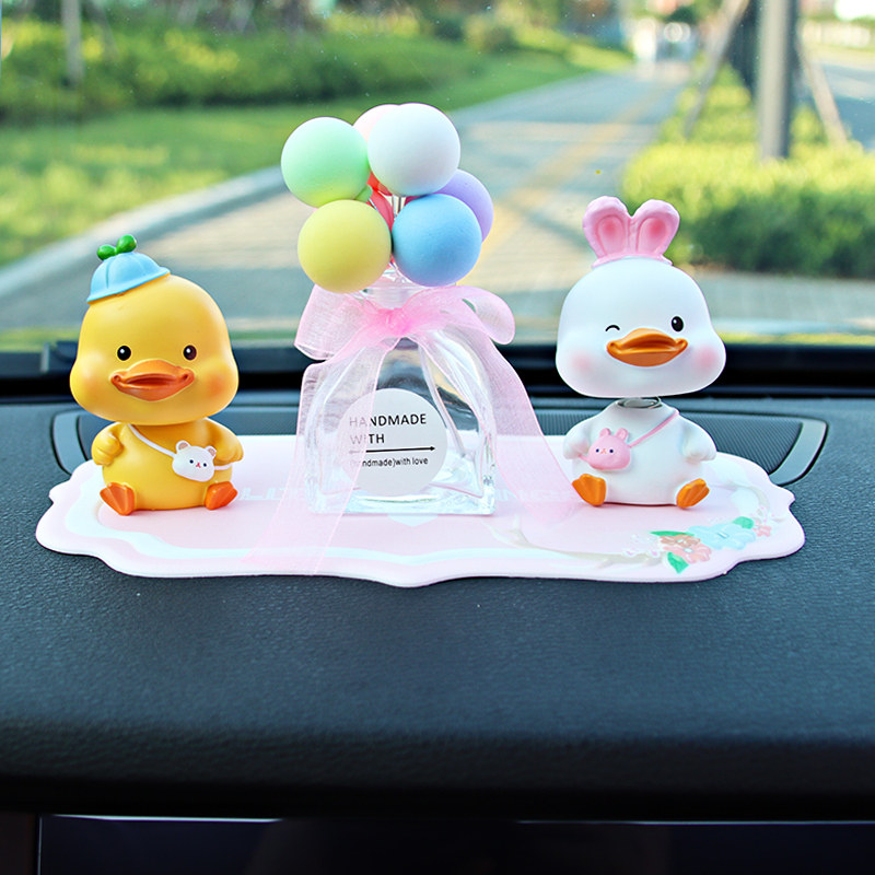 2021新款网红小黄鸭车载摆件女神款摇头中控台汽车内装饰用品女士