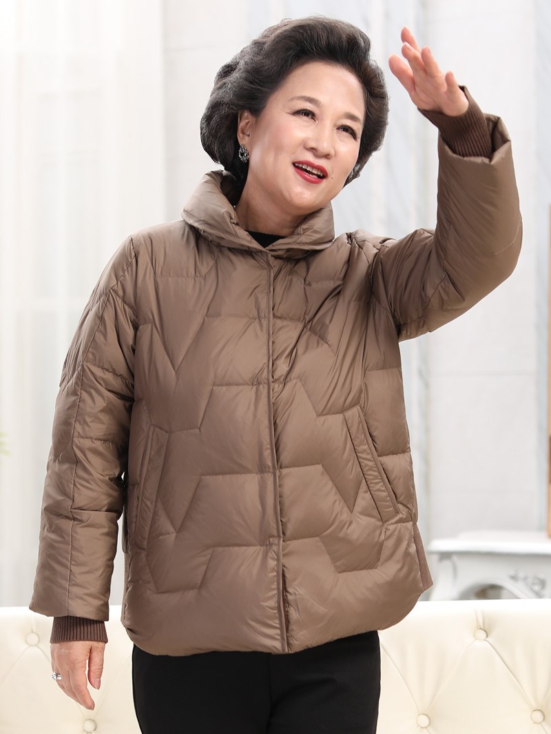 中老年人轻薄加厚羽绒服女立领短款2021年新款妈妈宽松保暖外套潮