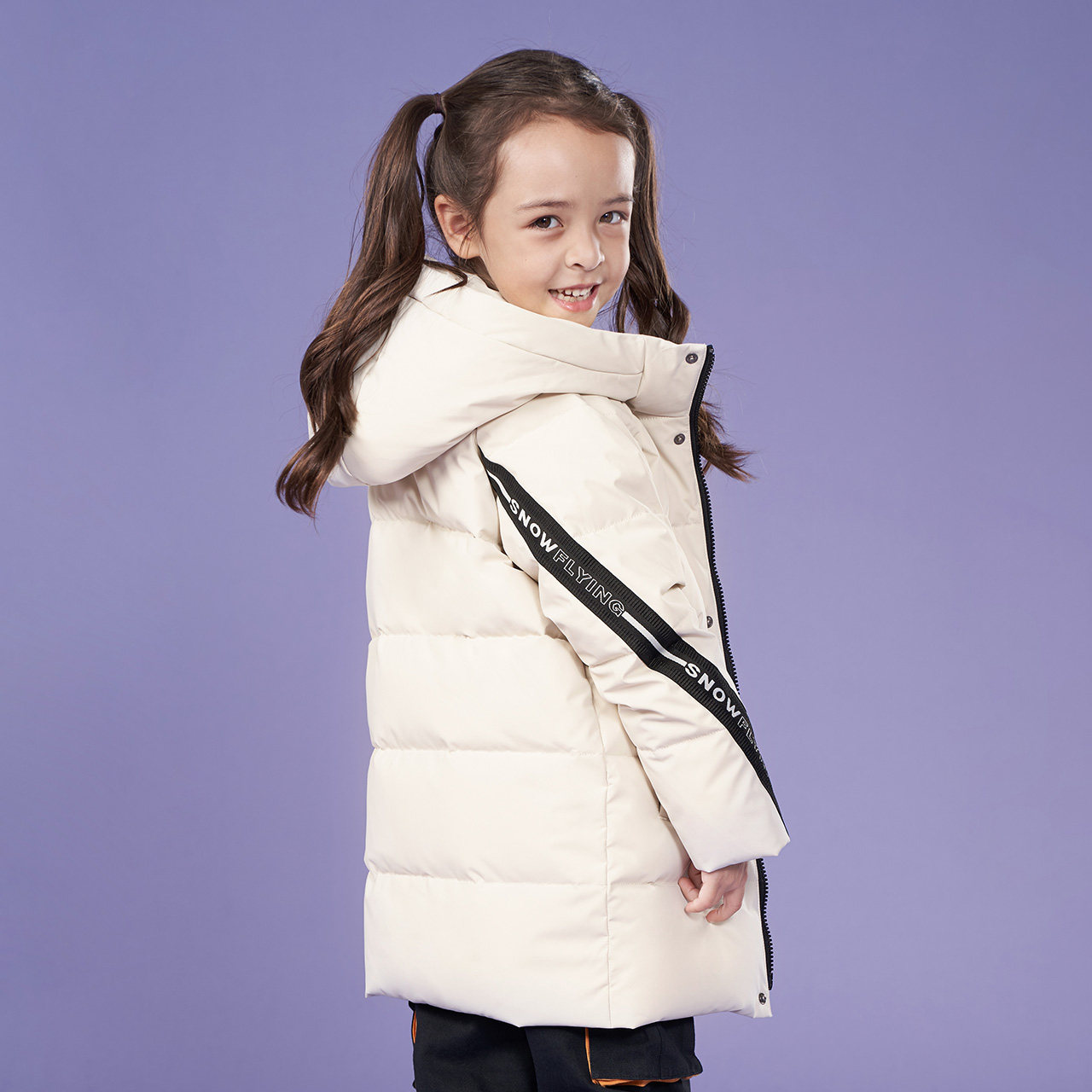 雪中飞2021秋冬新款温暖舒适趣味织带男女童装中长连帽面包羽绒服