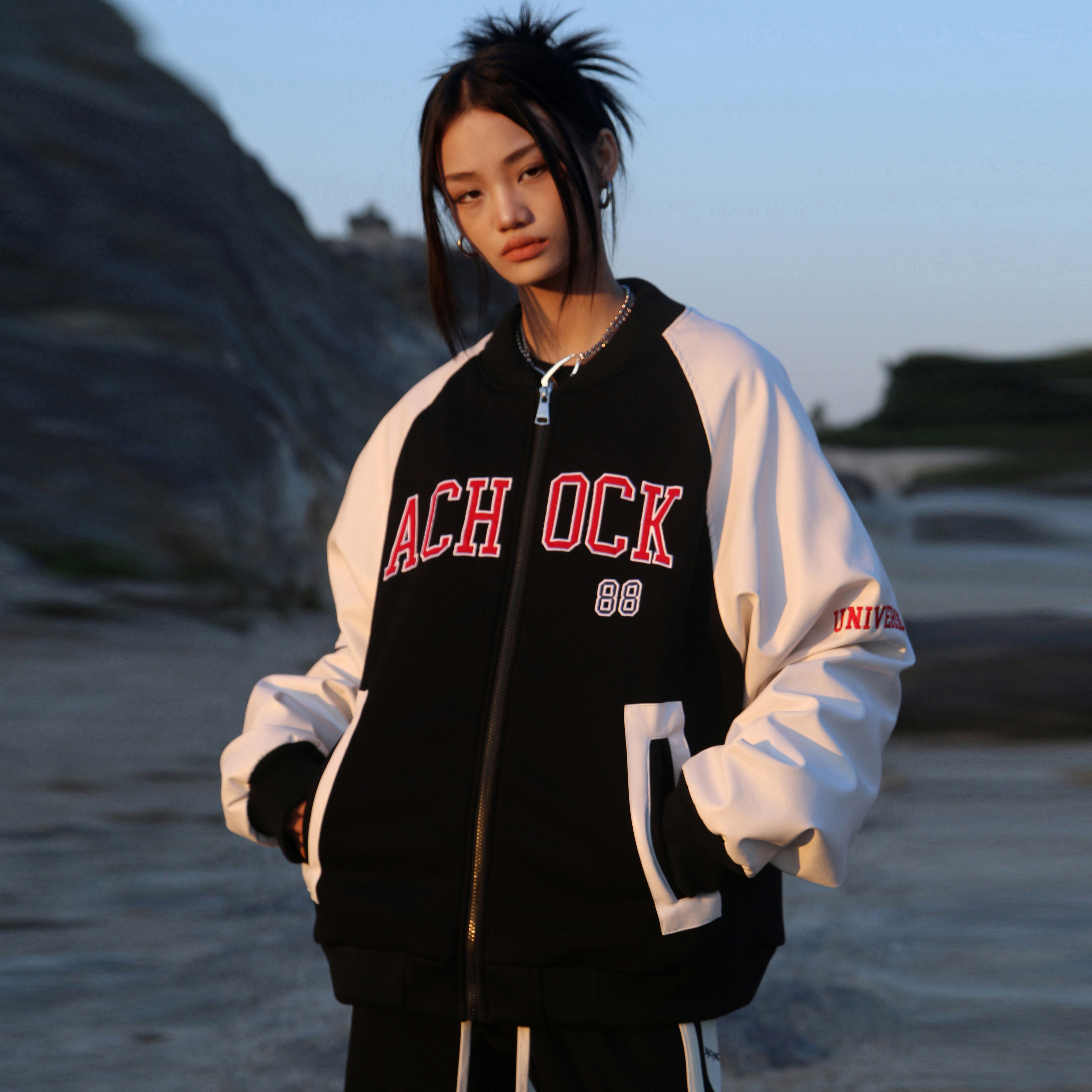 A chock 原创国潮双色拼接落肩袖棒球服冬季拉链印花情侣夹克外套