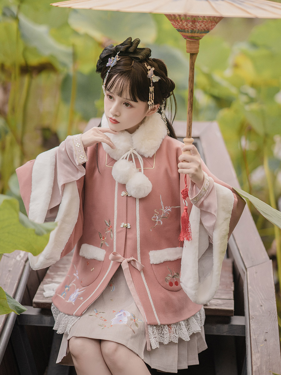 祈月兔:半袖披袄女短马面毛呢冬华裳九州萤火虫走秀款汉服 - 钟灵记