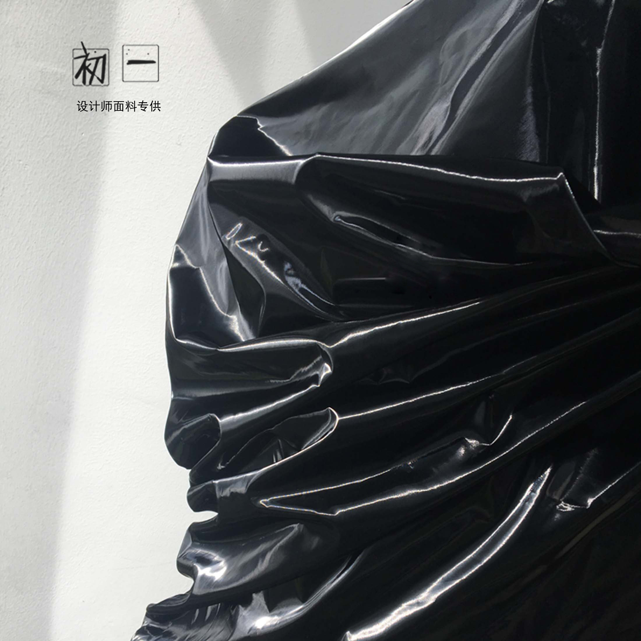 涂层镜面黑色风衣光滑光亮反光服装防水设计师海绵垫