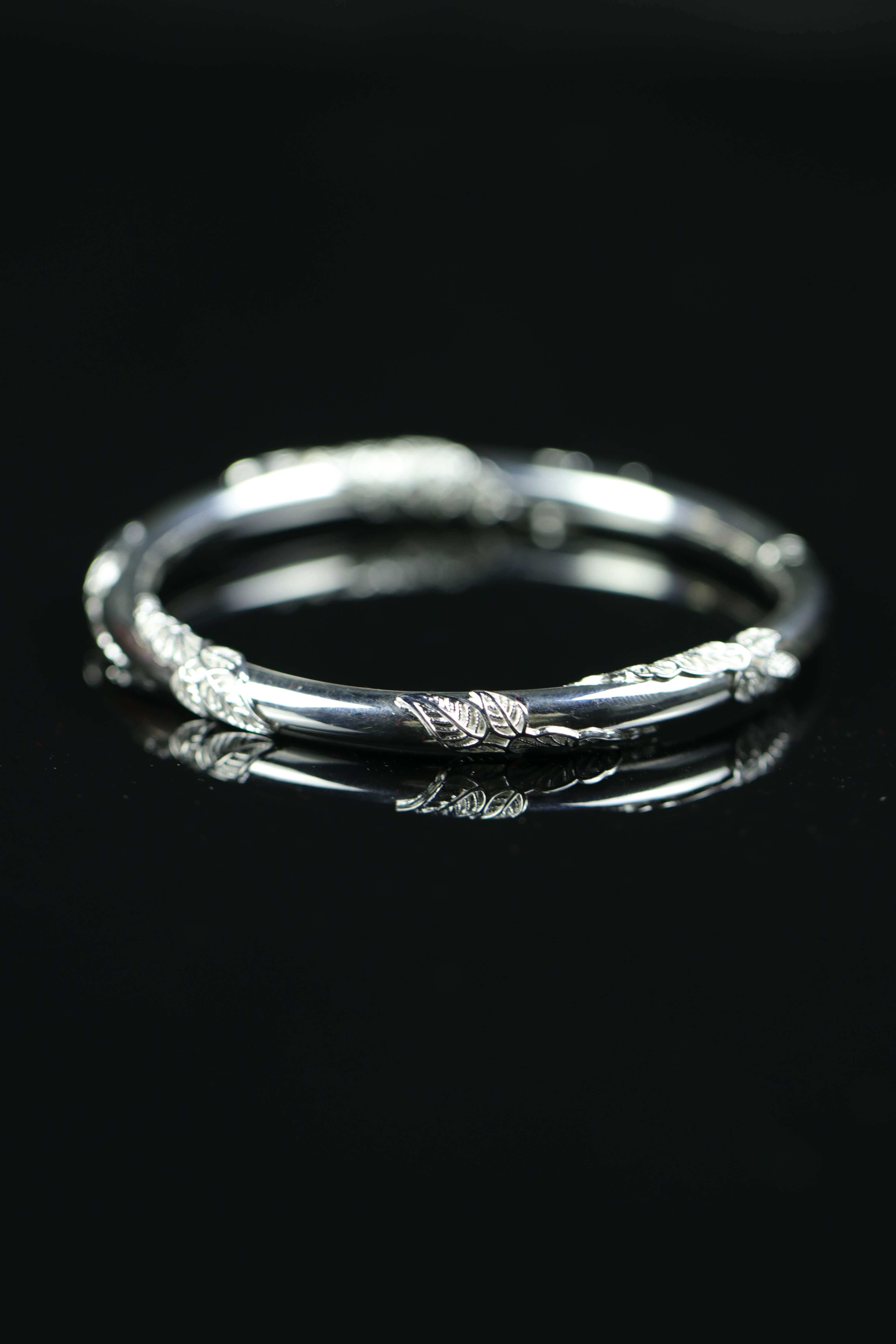 奇人匠心银饰大师推荐金枝玉叶手镯足银浮雕树叶苗族银饰