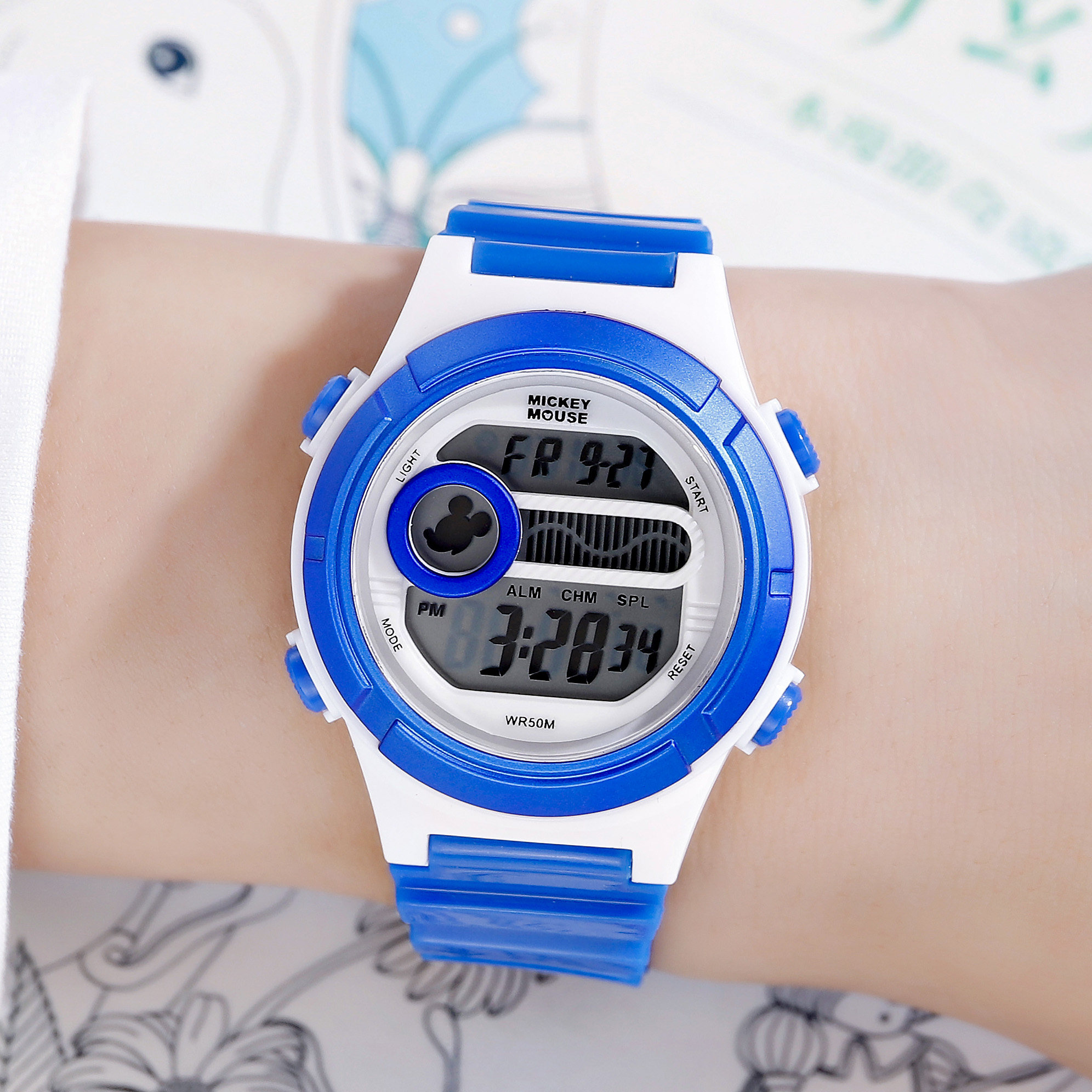 迪士尼儿童手表男孩炫彩防水夜光多功能电子表运动国产腕表