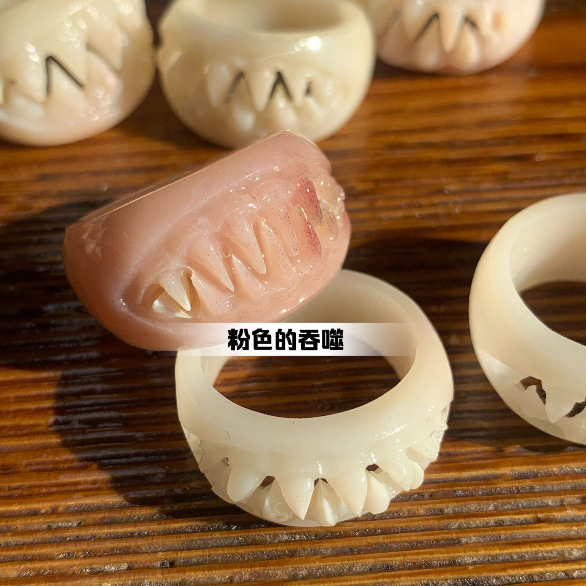 驼骨手工雕刻吞噬戒指可以定制戒指