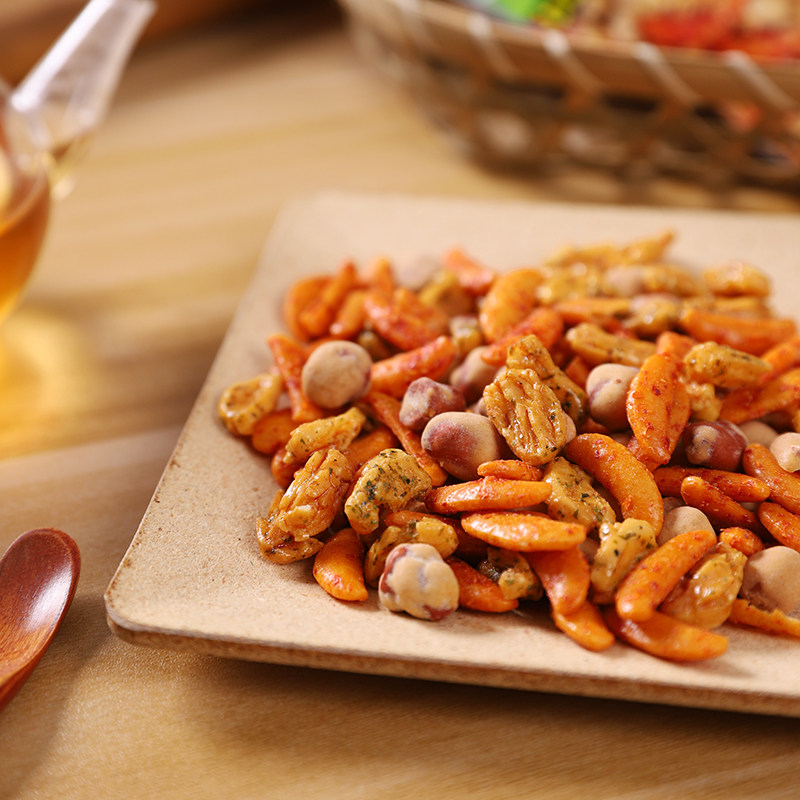 日本进口零食 阪田激辛什锦味米果花生休闲下酒小吃膨化食品70g