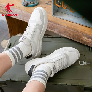 乔丹灰色学生冬季男板鞋增高2025新款潮流运动休闲空军一号小白鞋