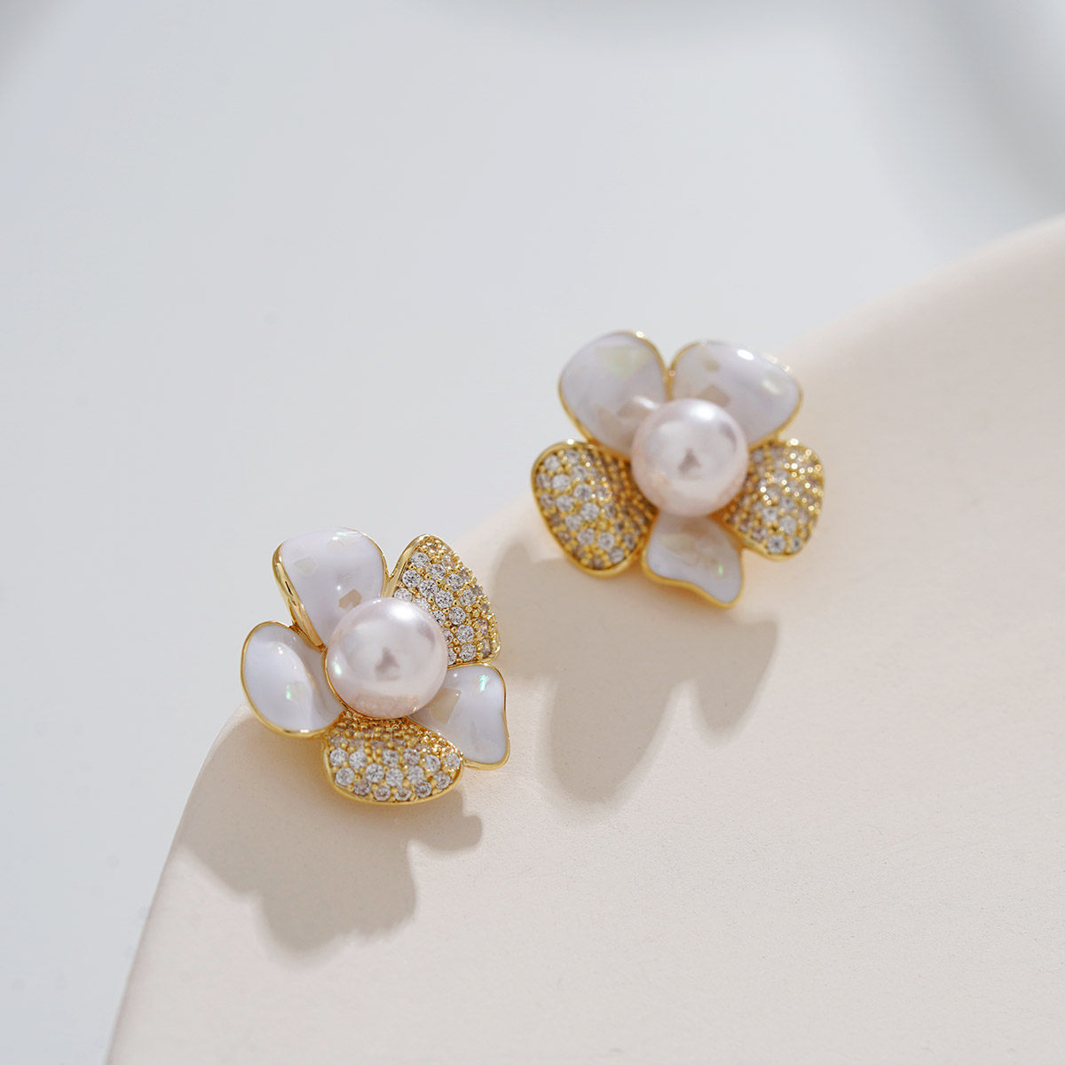 白色耳环夏天法式白花耳钉小众设计温柔贝壳耳环