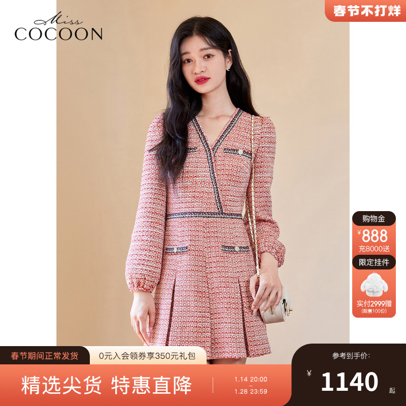 爱打扮(www.idaban.cn)，missCOCOON法式粉色小香风连衣裙女2023新款春季长袖V领显瘦a字裙