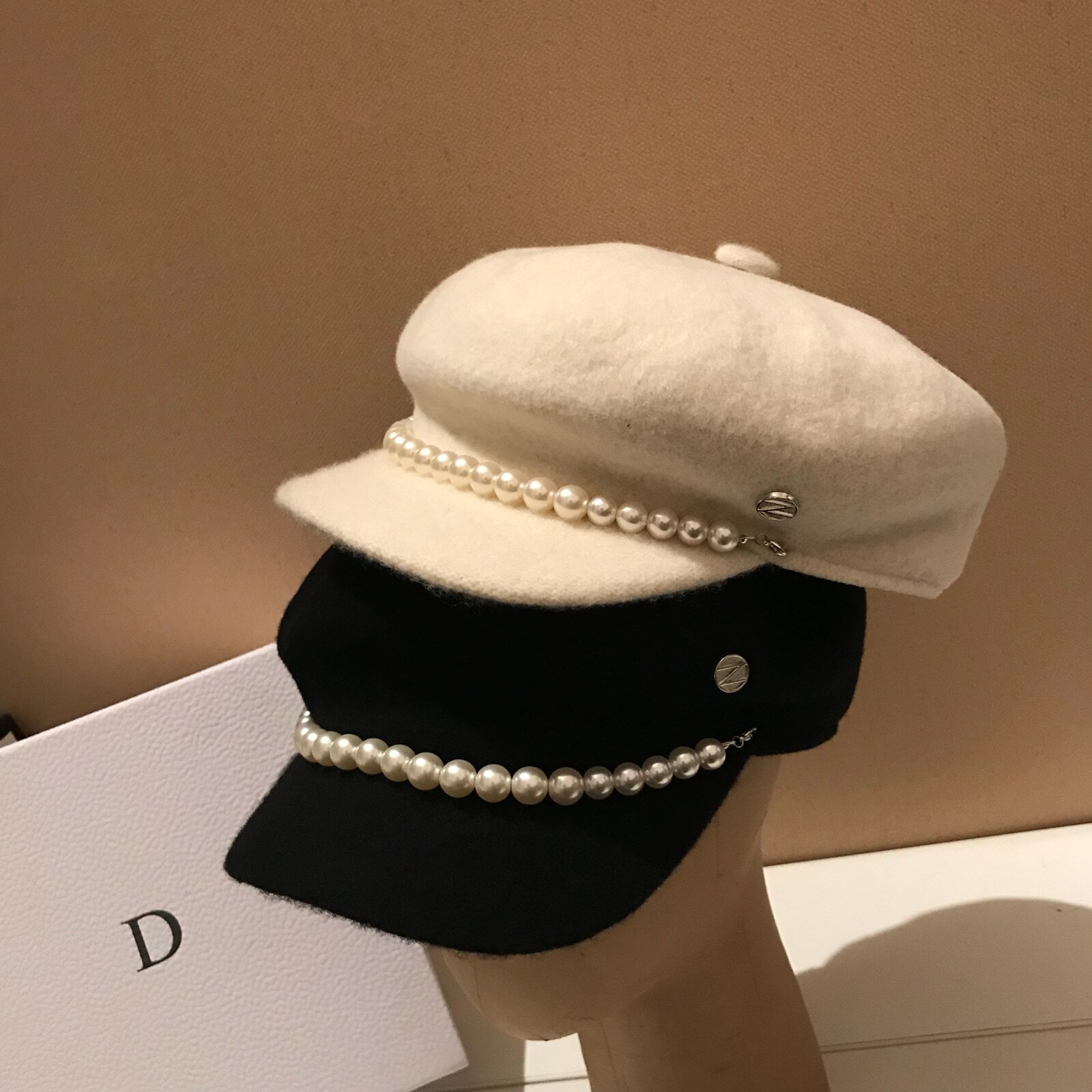 时尚网红同款百搭名媛珍珠羊毛毛呢鸭舌帽黑白帽子