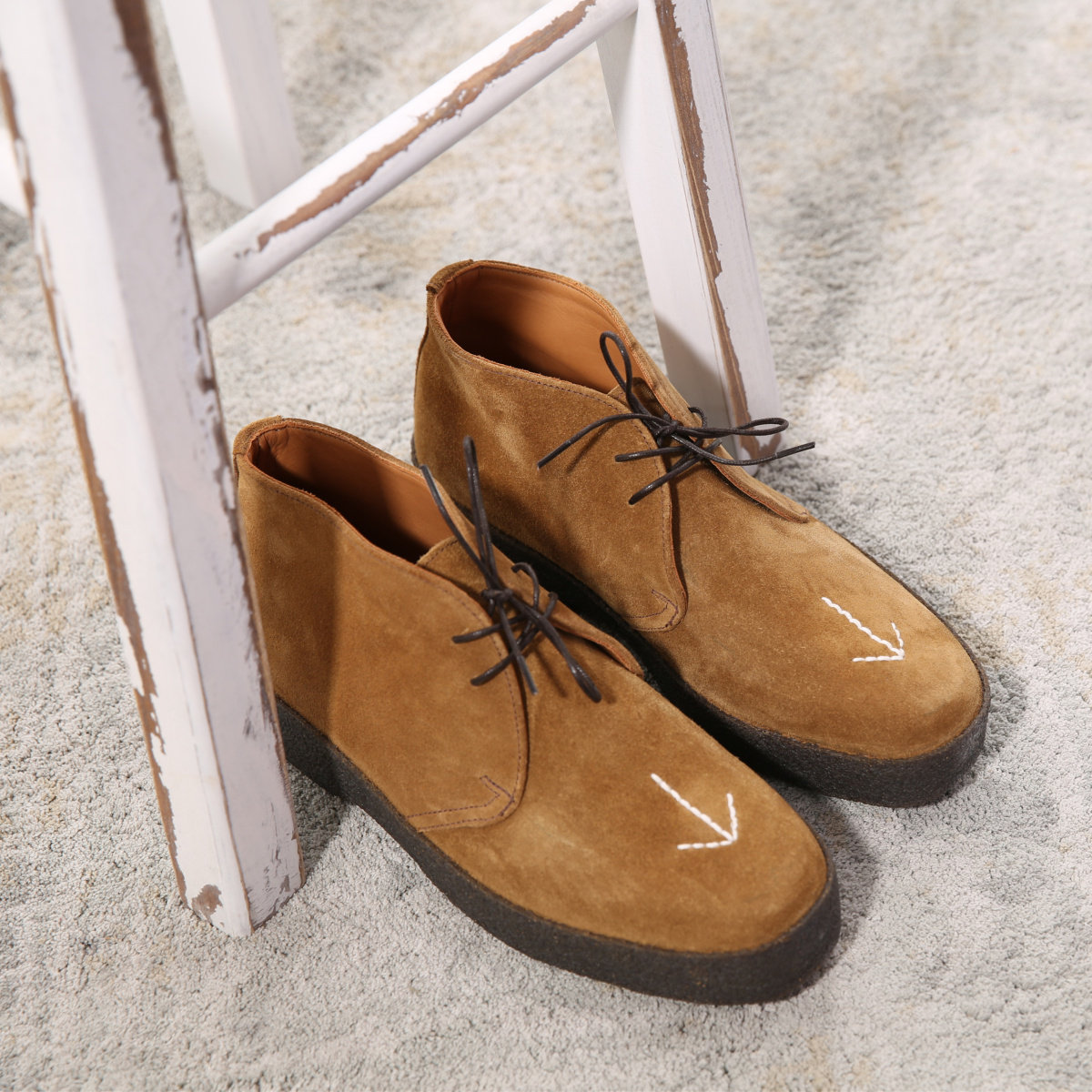 英国制造sanders 007版 chukka麂皮厚底反绒皮系带复古休闲鞋 皮鞋