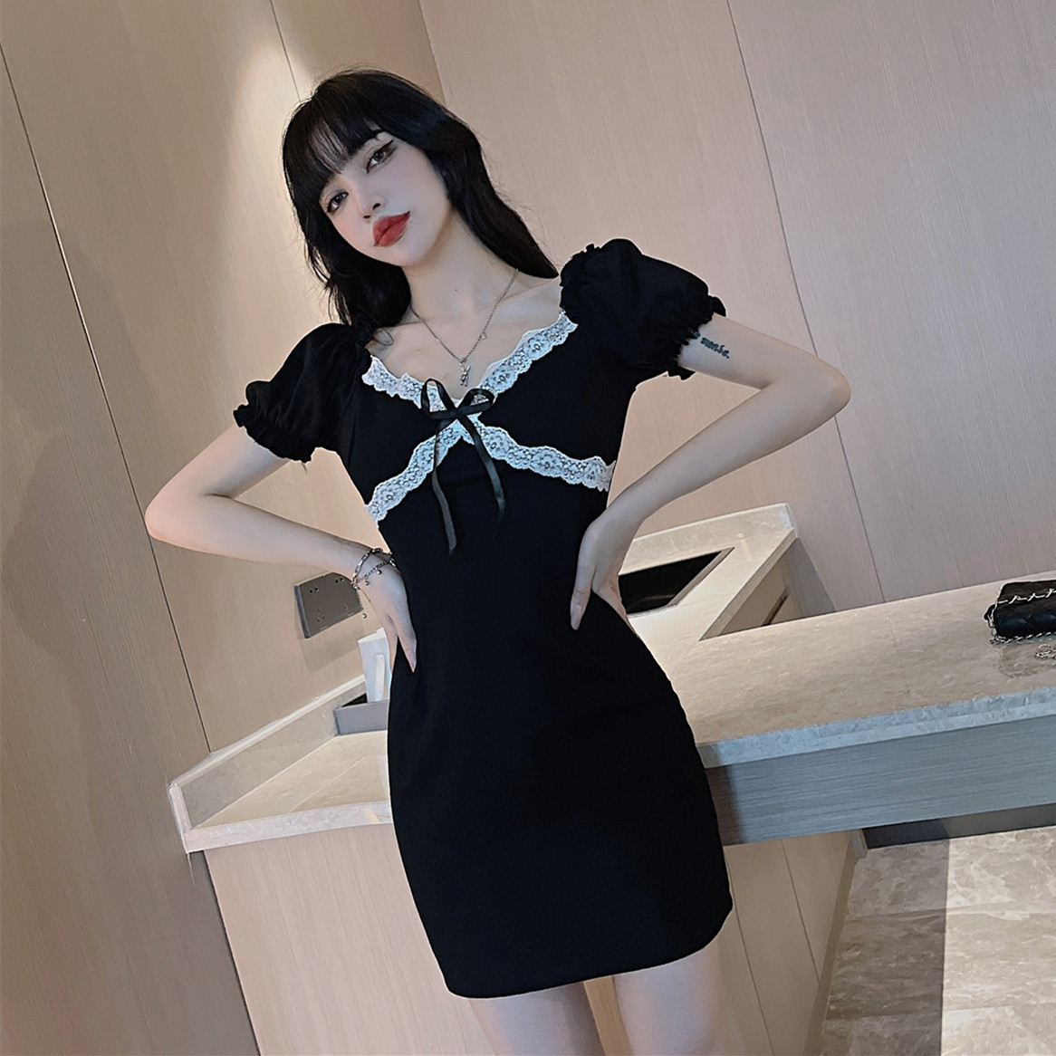 网红直播衣服一字蕾丝拼接撞色紧身短袖夜店连衣裙