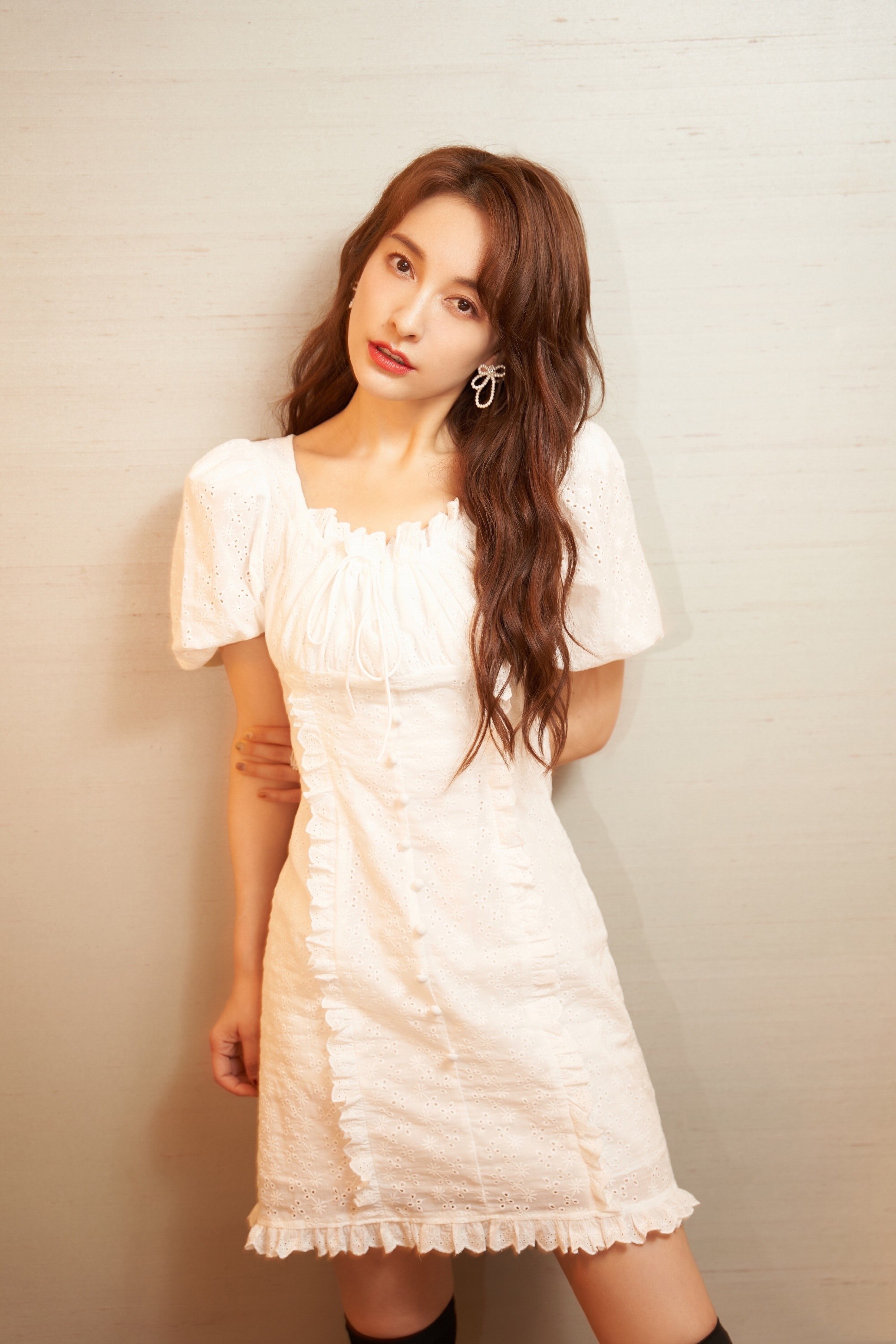 2020明星吴昕同白色高贵气质连衣裙荷叶短款仙女连衣裙