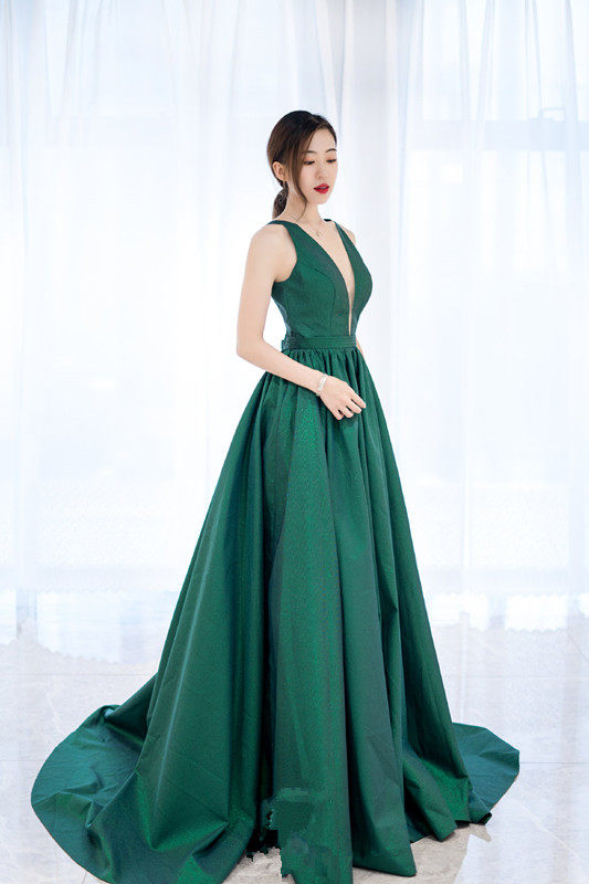 绿色缎面质感晚礼服晚礼服2021v领露背大气显瘦舞台演出晚装礼服