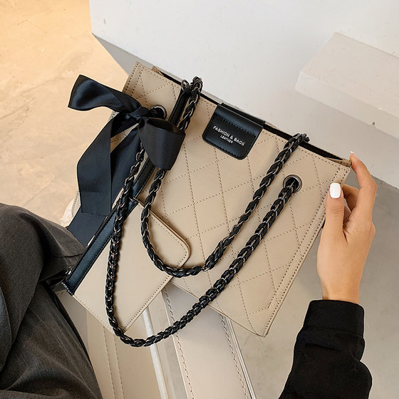 Lingge Chain Bag Women's Autumn / Winter 2020 New Fashion And Versatile Ins Large Capacity Single Shoulder Underarm Messenger Bag Lingge Chain Bag Women's Autumn / Winter 2020 New Fashion And Versatile Ins Large Capacity Single Shoulder Underarm Messenger Bag