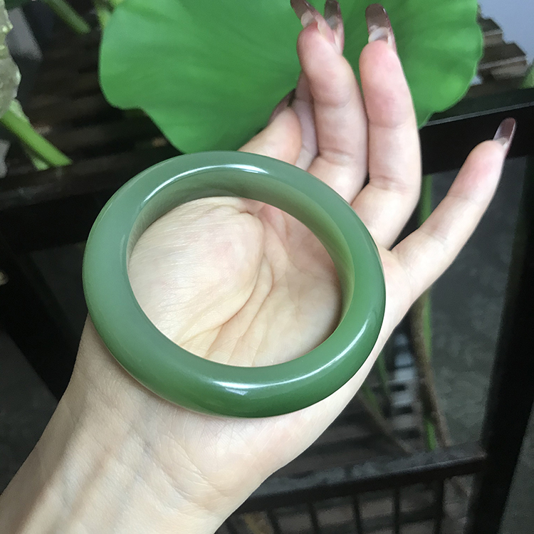 阿麦珠宝天然和田玉手手镯俄罗斯碧玉白加绿玉镯手饰