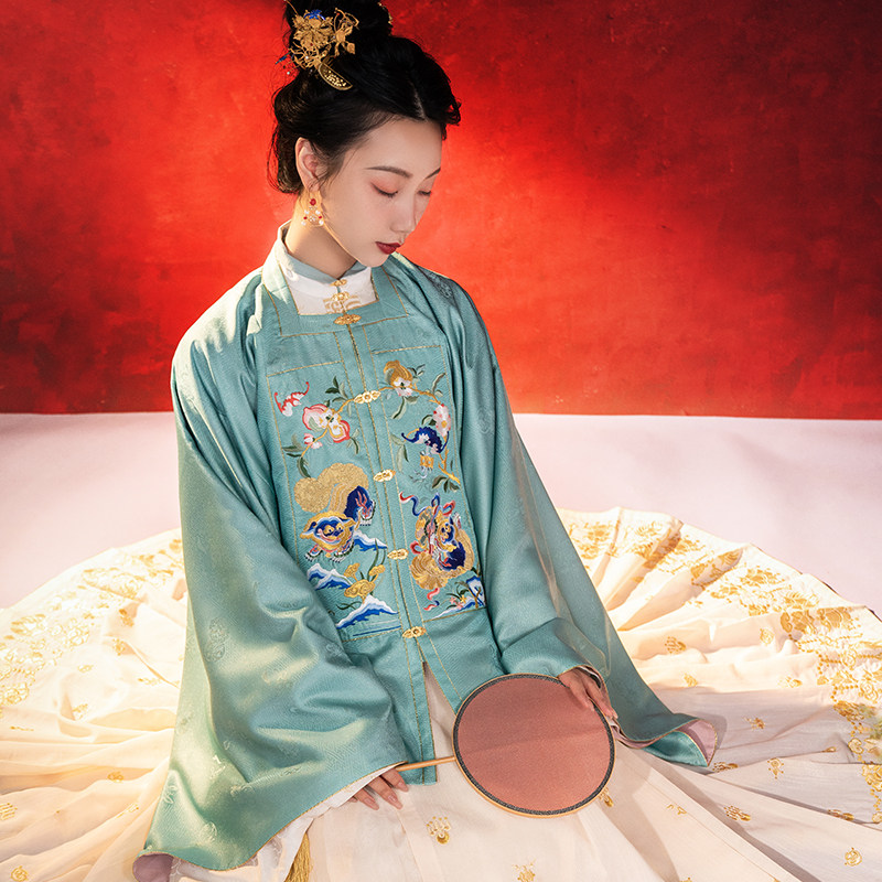 瞳莞狮全袖短对襟竖领通方汉服金通方绣花盘金民族服装