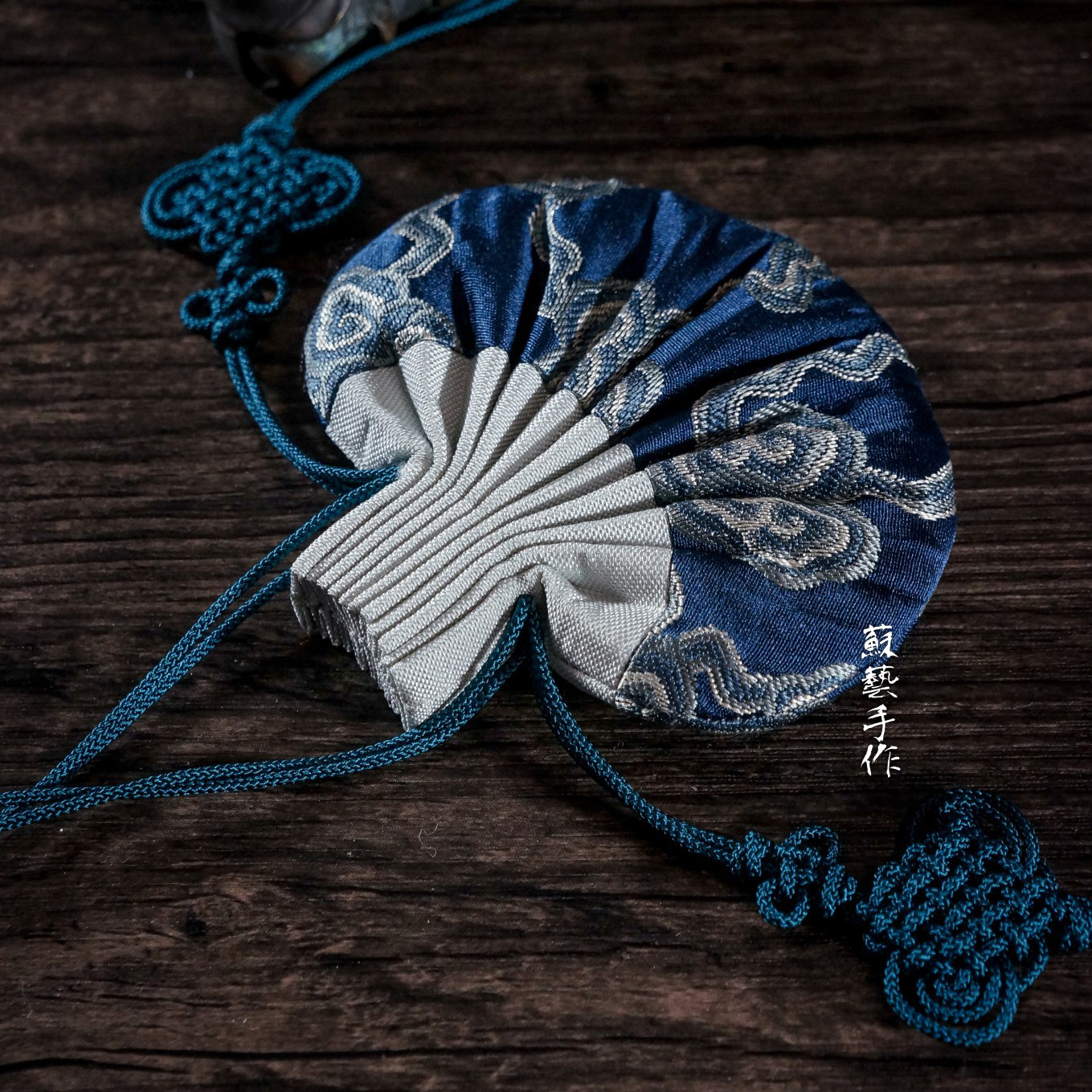 手工蓝底祥云织宋真丝宋锦荷包香囊苏作古法刺绣