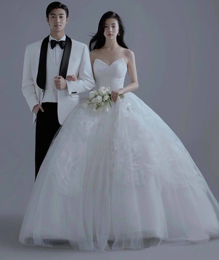 2021新款影楼韩式主题服装高定婚纱摄影轻奢白纱写真拍照拖尾礼服