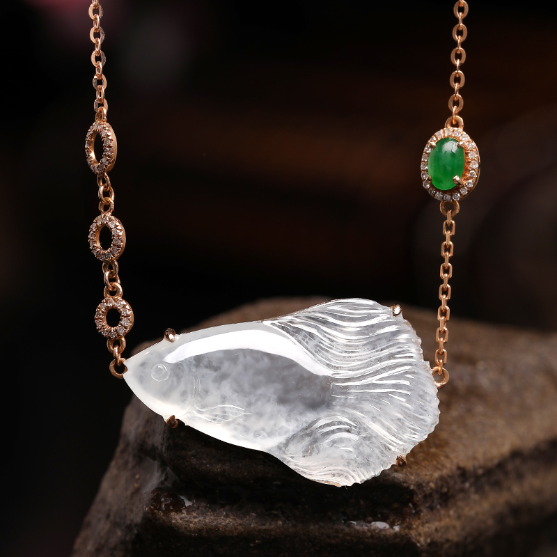 镶嵌祥祯金鱼锁骨吊坠玉佩翡翠冰种金镶嵌18k颈饰