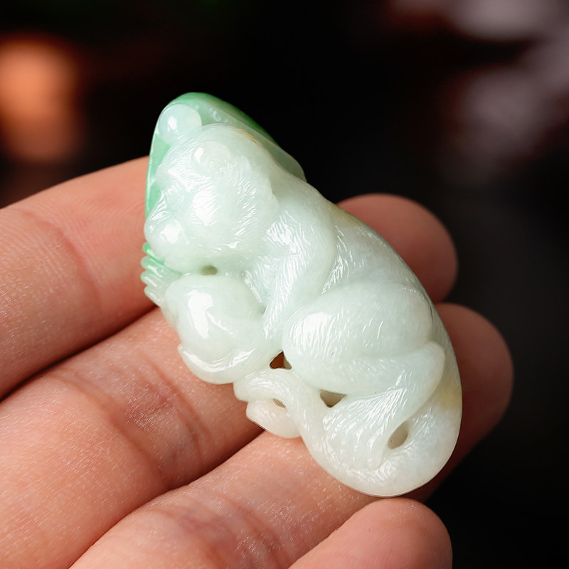 祥祯灵猴献瑞天然翡翠糯种猴子寿桃挂件刘时友大师颈饰