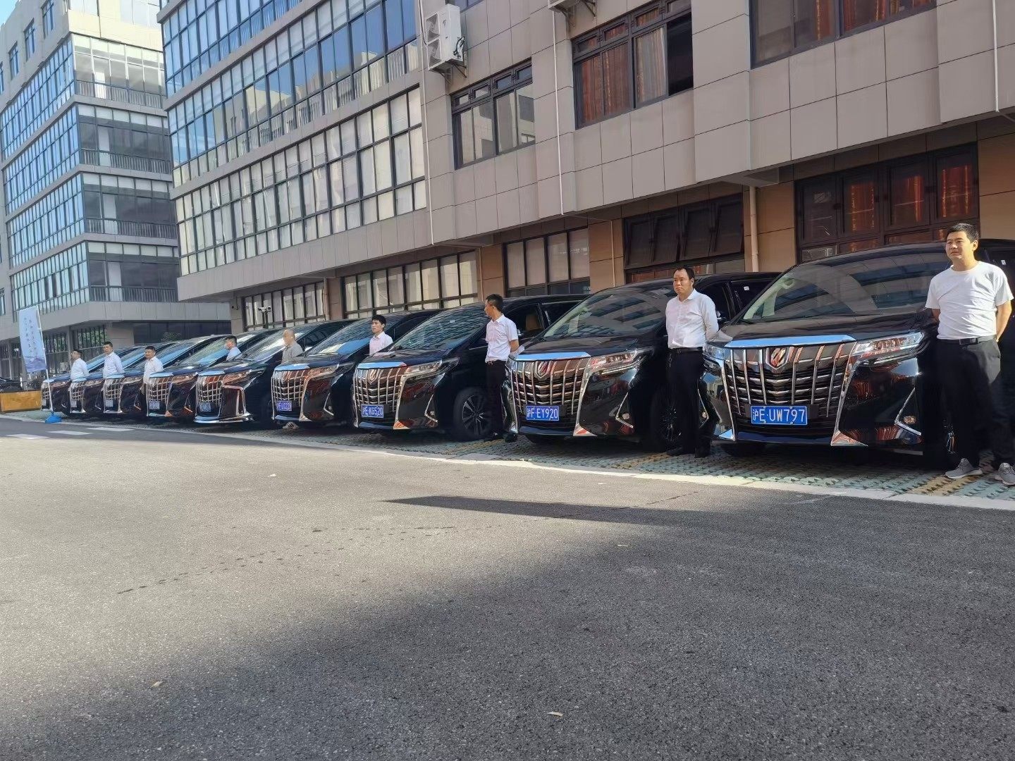 深圳新款埃租车租车7座商务车阿尔法包车机场接送本地租车