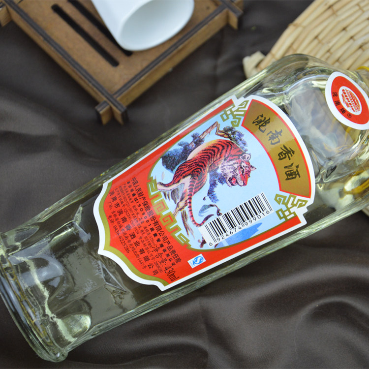 洮南香白酒老虎头42六楞瓶浓香型纯粮酒授权正品酒色微黄