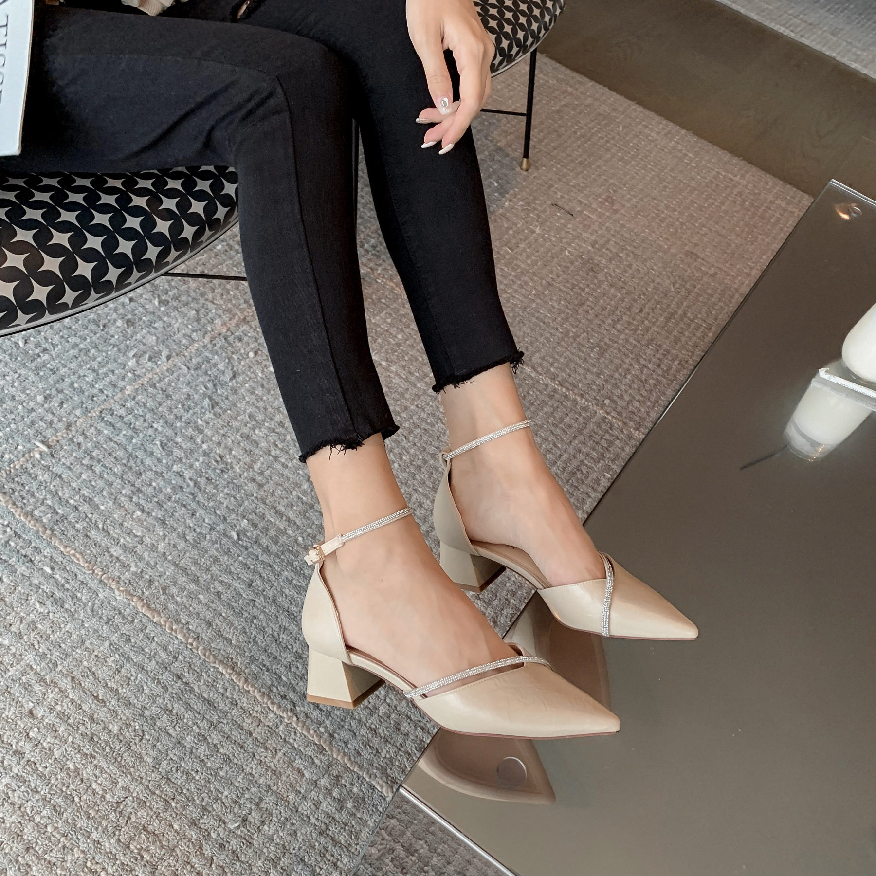 凉鞋中跟包头夏半女士跟单式扣一字水钻新款时装凉鞋