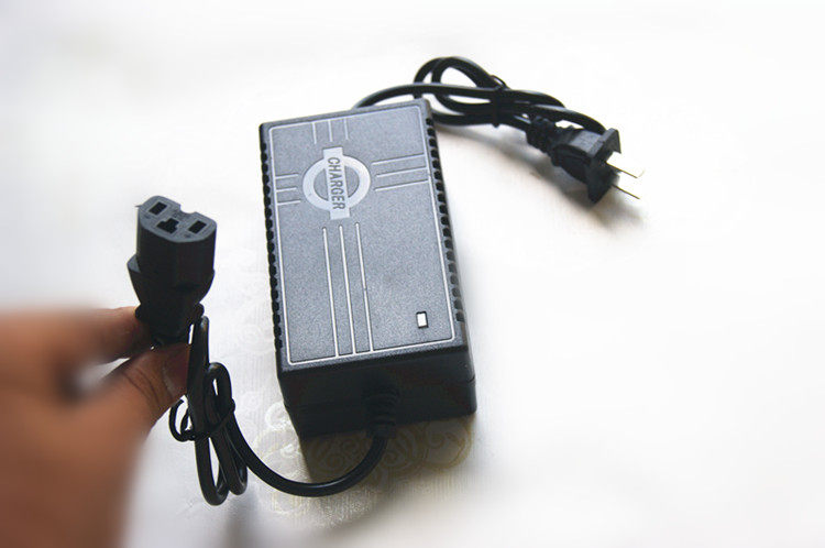 充电器智能农用12伏电动喷雾器12v8ah12ah铅酸电瓶三孔蓄电池