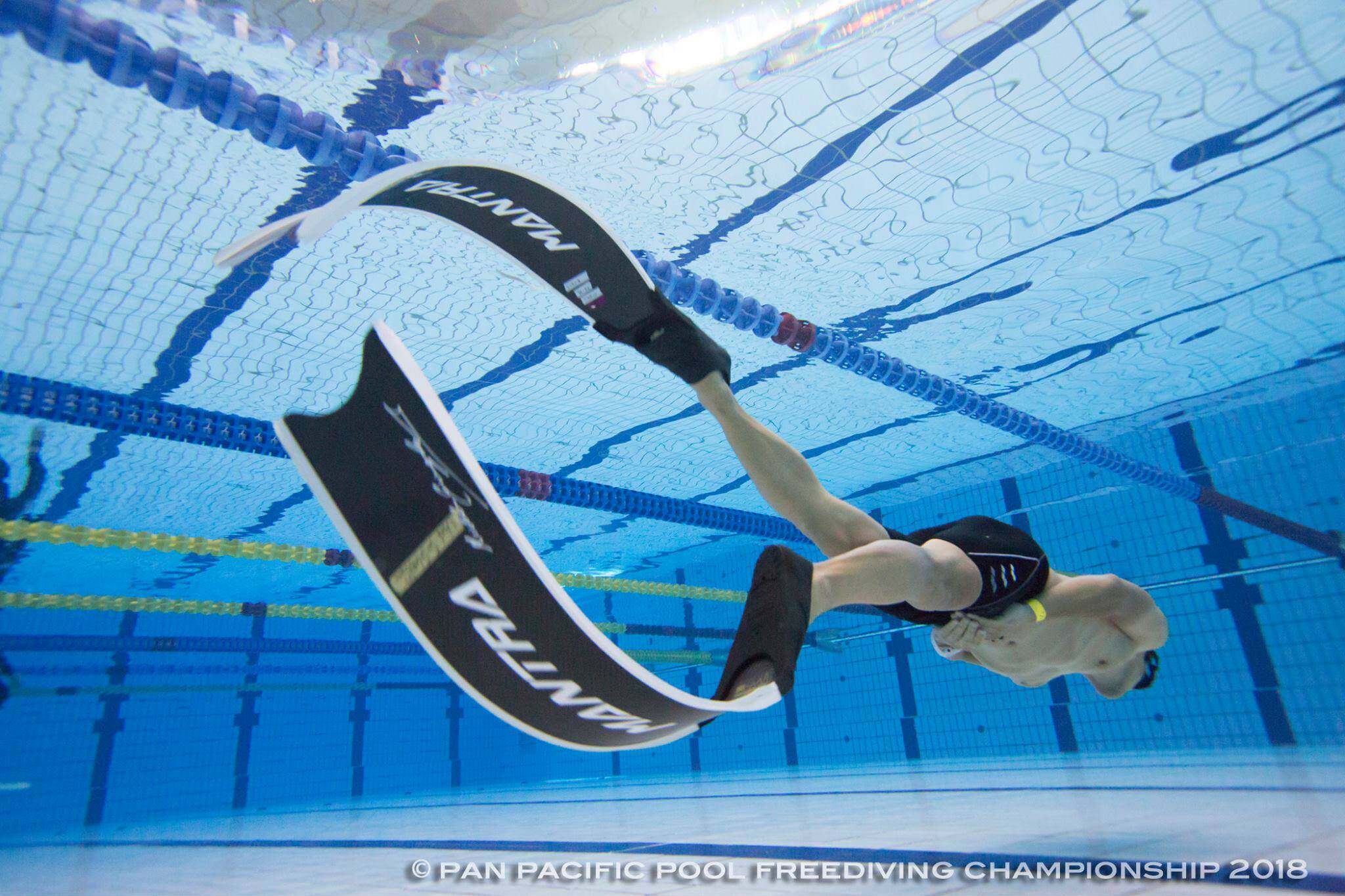 意大利mantra 碳纤维自由潜水脚蹼