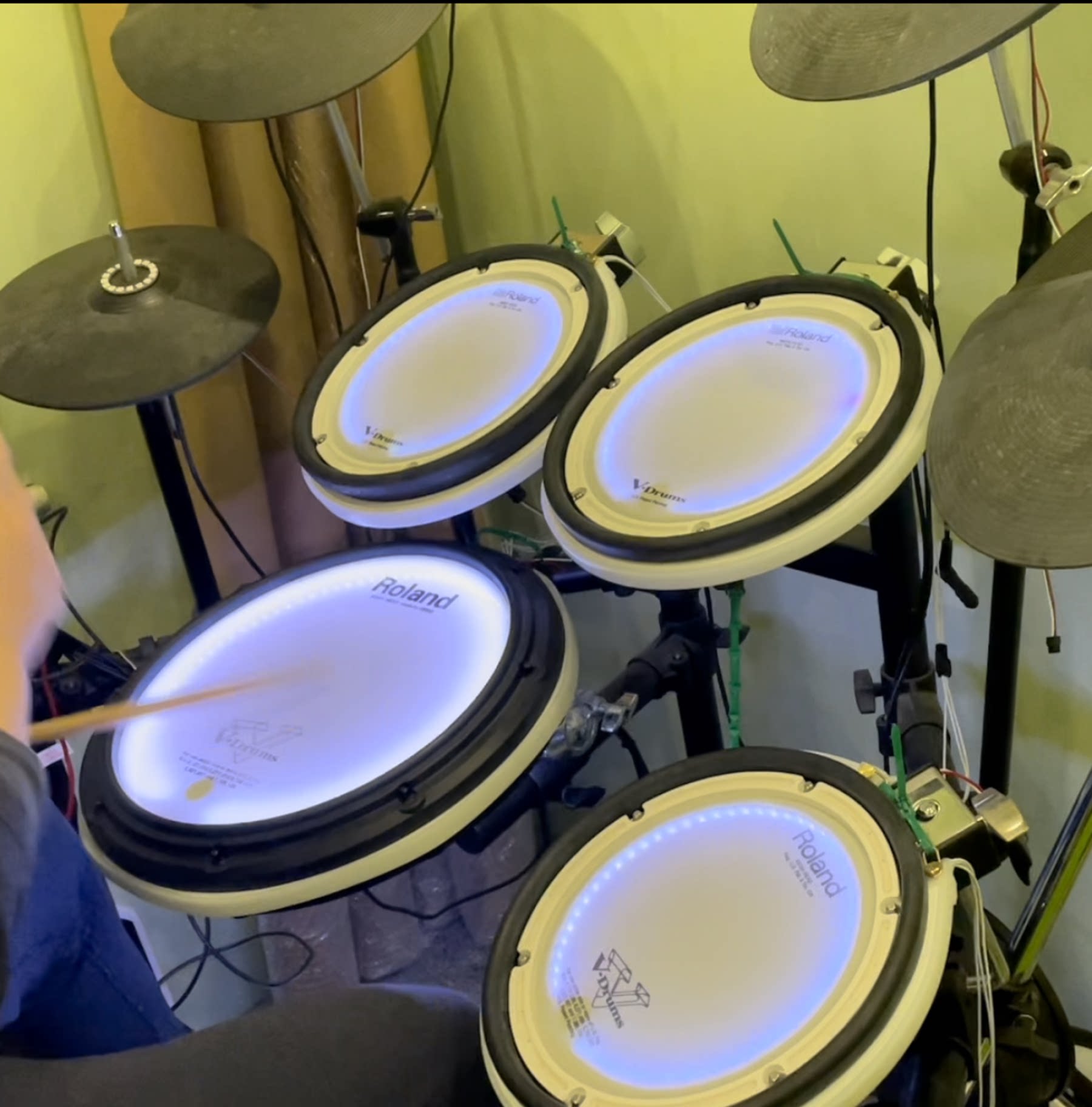 左笛新款17kv07kv11kv电鼓指示灯发光架子鼓感应电子鼓