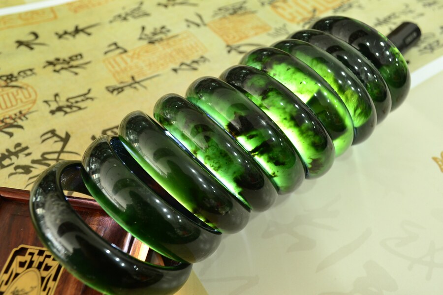 戴出富含活性天然墨绿加宽加厚保健玉手手镯手饰
