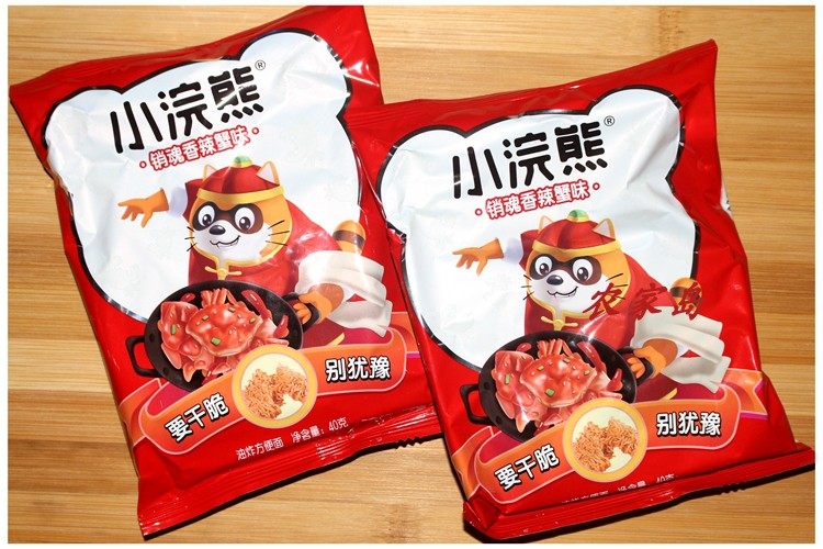 统一小浣熊香辣蟹味脆脆面干吃面捏碎方便面零食冲泡方便面