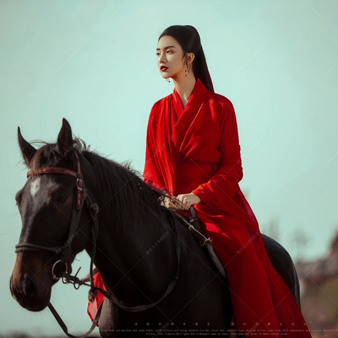 服装影楼外景拍摄大漠沙漠古风红色飘逸长裙民族服装